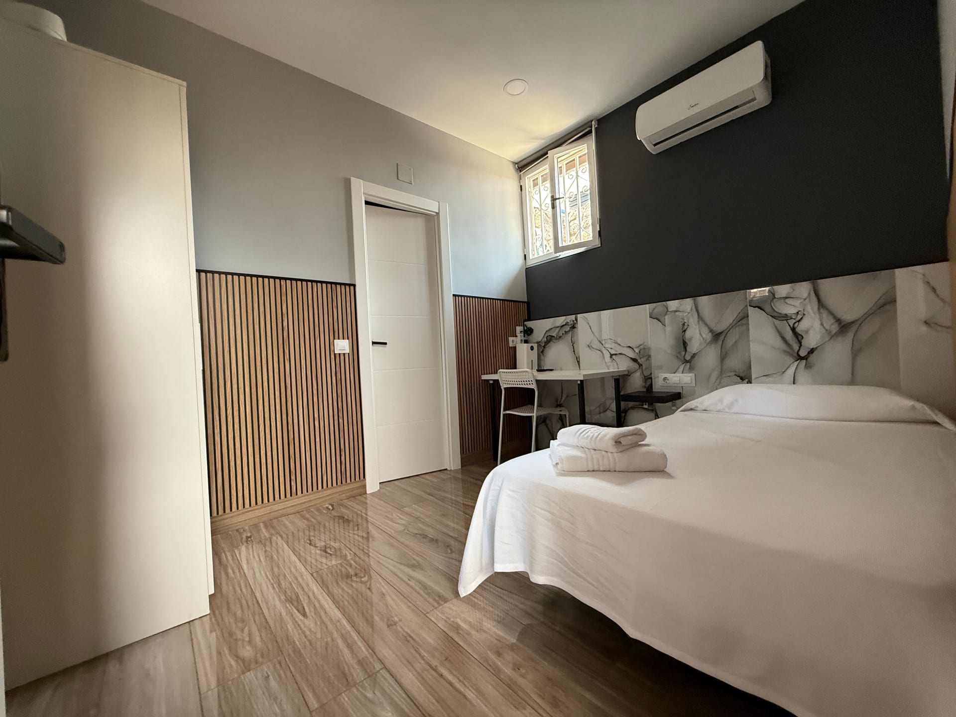 Habitación doble con escritorio
